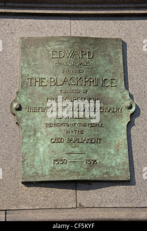 Plaque sur la statue d'Edward, prince de Galles, connu comme le Prince Noir, dans la place de la ville. Banque D'Images