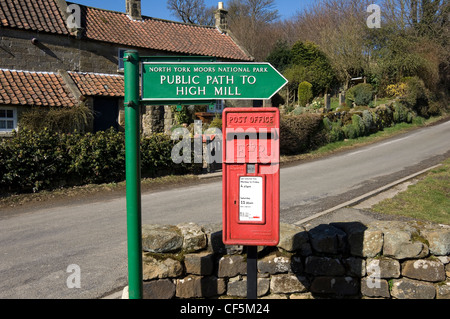 Ancienne boîte aux lettres et North York Moors National Park chemin public directionnel signe pour High Mill. Banque D'Images