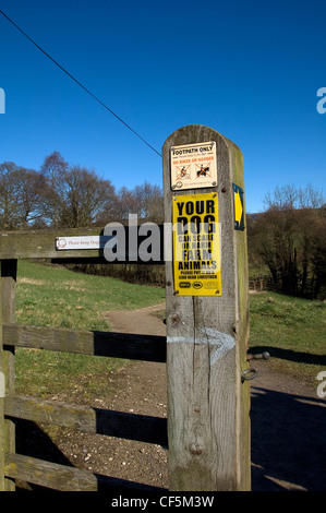 Une porte sur un sentier menant à Farndale avec avertissement sur un poste en bois. Banque D'Images