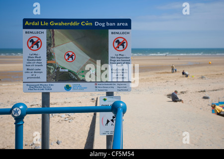 Pas de signalisation dans les zones de chien sur le front de mer à Benllech Sands. L'une des plus belles plages d'Anglesey et vainqueur de l'Blu Banque D'Images