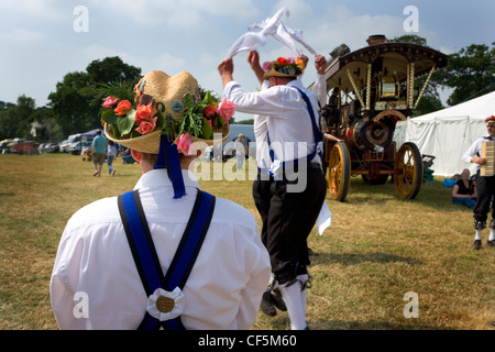 L'Offley Morris Men jumping à la vapeur et Country Fair Whitwell. Le rituel des éléments de la danse morris peut encore être vu dans Banque D'Images