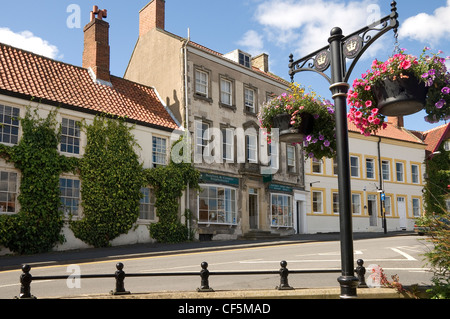 Rue du marché dans le vieux bourg de Malton dans l'été. Banque D'Images