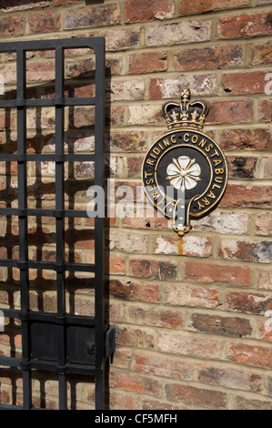 Porte de la cellule avec la Division Ouest Constabulary armoiries à l'entrée du musée de la police et de la prison de Ripon anciennement une maison de c Banque D'Images