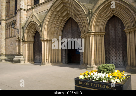 L'entrée dans l'Ouest face à la cathédrale de Ripon. Banque D'Images