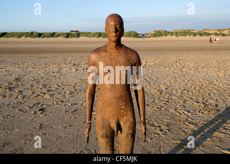 L'un des hommes de fer d'Antony Gormley sur la plage de Crosby. Une partie de son "un autre endroit" de l'installation, le regard des hommes vers l'Wirra Banque D'Images