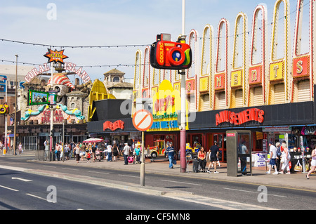 Attractions le long du Golden Mile de Blackpool. Banque D'Images