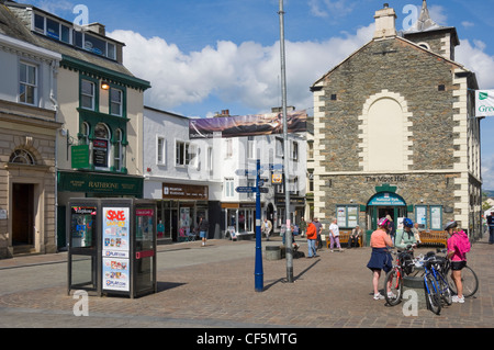 Les cyclistes se préparer pour leur voyage au Market Square, Keswick, en face de l'objet Hall, construit en 1813 et désormais la tou Banque D'Images