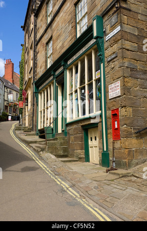 L'ancien bureau de poste sur la rue King. Robin Hoods Bay marque la fin de la Wainwright un océan à l'autre à pied dans le Nord de l'Engl Banque D'Images
