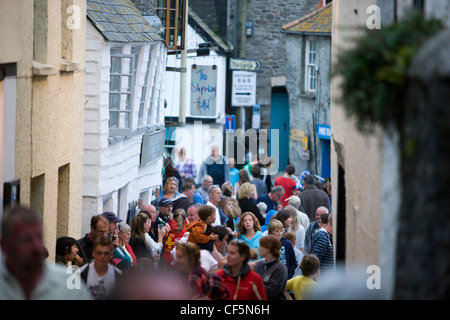 Les foules dans les rues étroites de port Isaac, Cornwall Banque D'Images