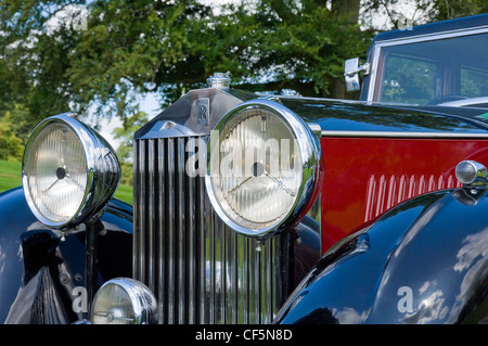 L'avant d'une voiture rouge vintage Rolls Royce. Banque D'Images