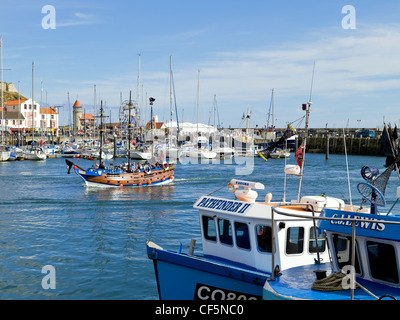 Yachts et bateaux de pêche amarrés dans le port de Scarborough. Banque D'Images