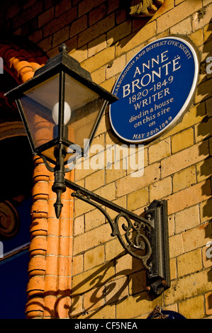 Une plaque commémorant la mort de l'écrivain Anne Bront'àö¬¥ en 1849 dans une maison sur le site du Grand Hotel de Scarborough. Banque D'Images