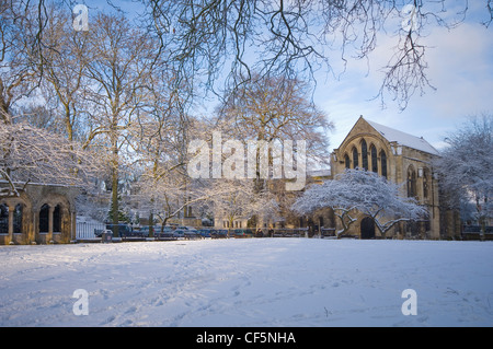 La bibliothèque de la cathédrale de York (1230), la plus grande bibliothèque de la cathédrale en Angleterre, vu du terrain couvert de neige des doyens Park. Banque D'Images