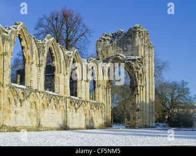 Neige qui recouvre les ruines de St Mary's Abbey dans le Yorkshire Museum Gardens dans New York. Banque D'Images