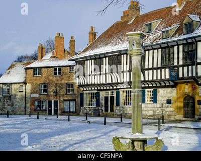 La neige couvrant le sol autour du cadran solaire en face de St Williams College proche de York Minster. Banque D'Images