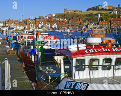 Les bateaux de pêche amarrés dans le port de Whitby. Banque D'Images