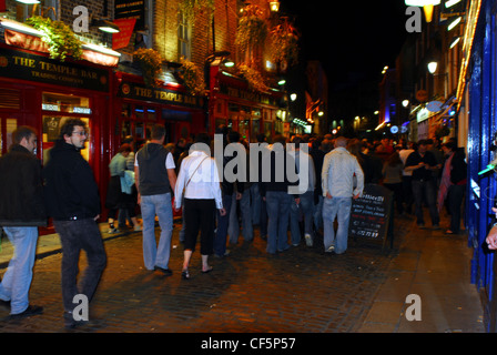 La nuit des buveurs dans le quartier Temple Bar de Dublin. Banque D'Images