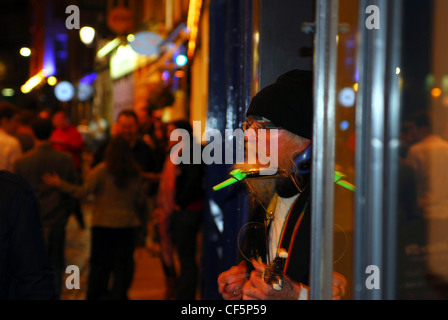 Un musicien ambulant de nuit dans le quartier de Temple Bar de Dublin. Banque D'Images