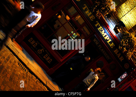 La nuit des buveurs dans le quartier Temple Bar de Dublin. Banque D'Images