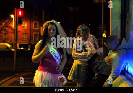 Les filles sur une poule à la nuit après avoir bu ami dans le quartier de Temple Bar de Dublin. Banque D'Images