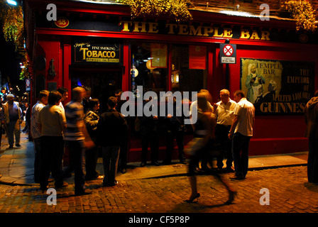 La nuit des buveurs dans le quartier Temple Bar de Dublin. Banque D'Images