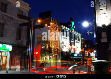 Une scène de rue de nuit dans le centre de Cork. Banque D'Images