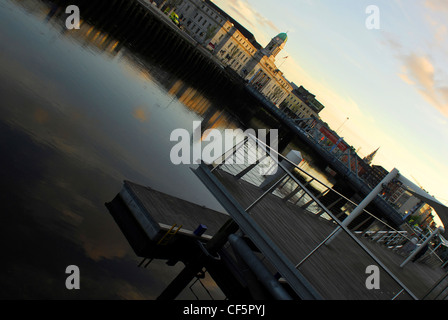 L'aube sur la rivière Lee et Custom House à Cork. Banque D'Images