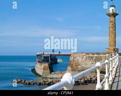 Whitby West Pier (Whitby brise-lames ouest) sur la jetée Ouest. Banque D'Images