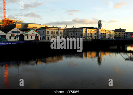 L'aube sur la rivière Lee et Custom House à Cork. Banque D'Images