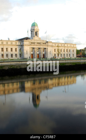 L'aube sur la rivière Lee et Custom House à Cork. Banque D'Images