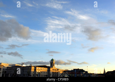 L'aube sur la rivière Lee et Custom House à Cork. Banque D'Images