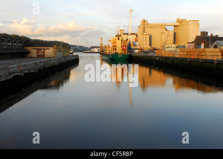 L'aube sur les quais et la rivière Lee, à Cork. Banque D'Images