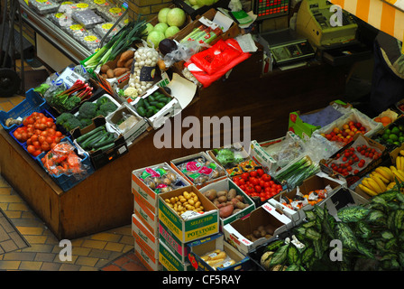 Un étal de fruits et légumes au marché anglais à Cork. Banque D'Images