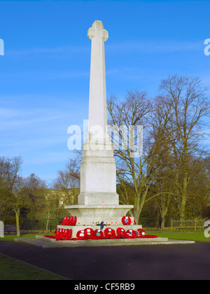 Les coquelicots du Jour du souvenir autour de la base du monument commémoratif de guerre dans le War Memorial Gardens. Banque D'Images