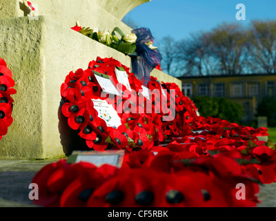 Les coquelicots du Jour du souvenir autour de la base du monument commémoratif de guerre dans le War Memorial Gardens. Banque D'Images