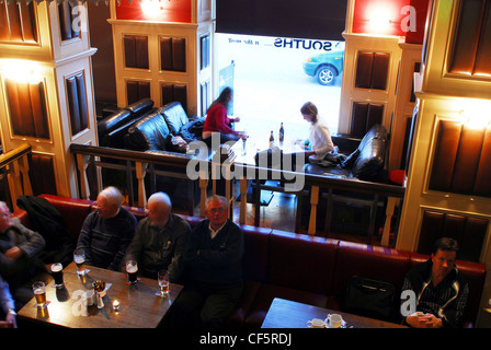 Vue de l'intérieur occupé cafe à l'Imperial Hotel à Cork. Banque D'Images