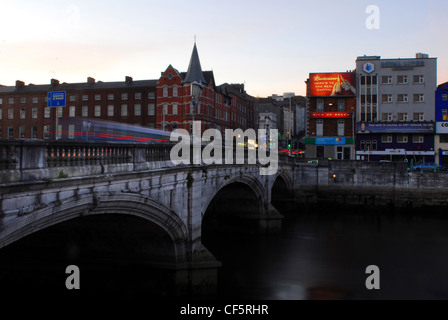 Crépuscule sur la rivière Lee, à Cork. Banque D'Images