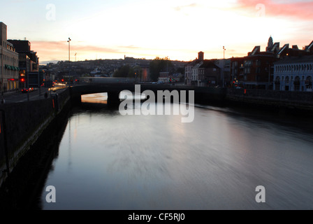 Crépuscule sur la rivière Lee, à Cork. Banque D'Images