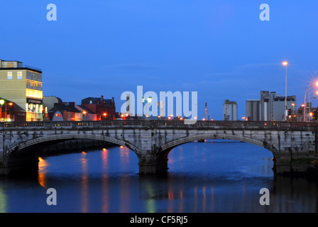 Crépuscule sur la rivière Lee, à Cork. Banque D'Images