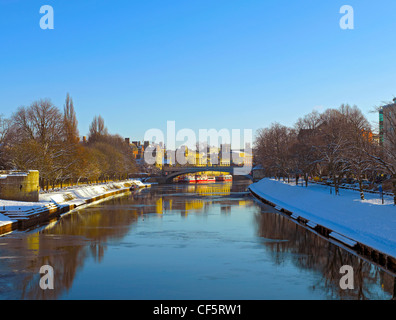 Afficher le long de la rivière Ouse vers Lendal Bridge en hiver. Banque D'Images