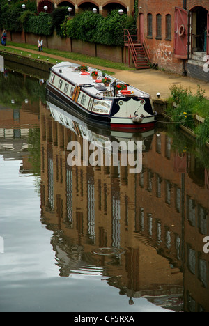 Une péniche amarrée sur la rivière Wey à Guildford et Basingstoke Canal. Banque D'Images