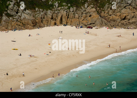 Les personnes bénéficiant de la plage de Porthcurno Bay sous le Minack Theatre. Banque D'Images