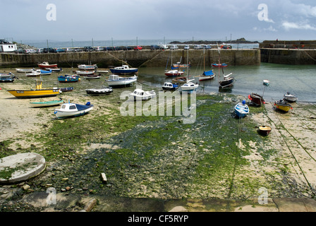 Bateaux dans Port Mousehole à marée basse. Banque D'Images