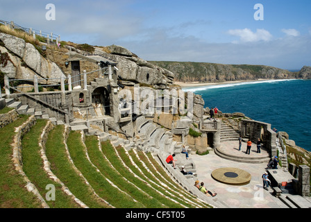 Une vue sur coin au Théâtre Minack vers la baie de Porthcurno dans l'arrière-plan. Banque D'Images