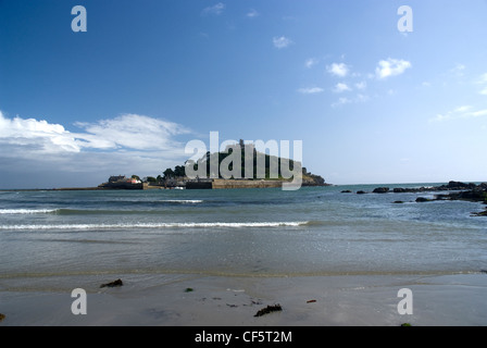 Vue de la terre ferme vers St Michael's Mount, accessible à pied par une chaussée à marée basse. La légende dit que le mont Banque D'Images