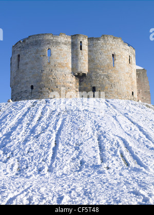 Clifford's Tower, un donjon de pierre construit au 13ème siècle, au sommet d'une motte recouverte de neige. Banque D'Images