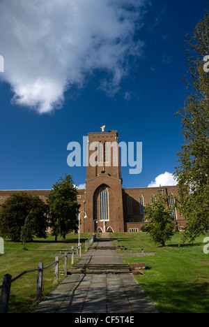 Le côté sud de la cathédrale de Guildford, construit en 1928 à la suite du diocèse de Winchester étant divisée en trois sections Banque D'Images