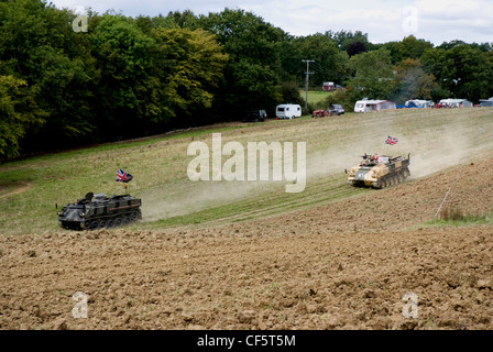 Deux réservoirs racing lors de l'assemblée annuelle de la vapeur Rudgwick & Country Show. Banque D'Images