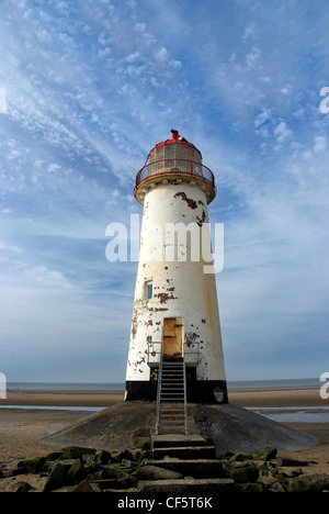 Phare de Talacre et plage sur l'estuaire de la Dee. Banque D'Images