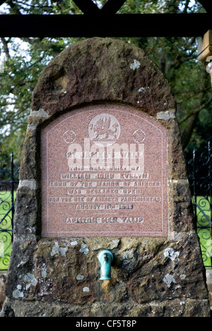 Une inscription pierre à St James's bien sur Abinger Common à Surrey. Abinger Common est pensé pour être le plus ancien village de Engla Banque D'Images